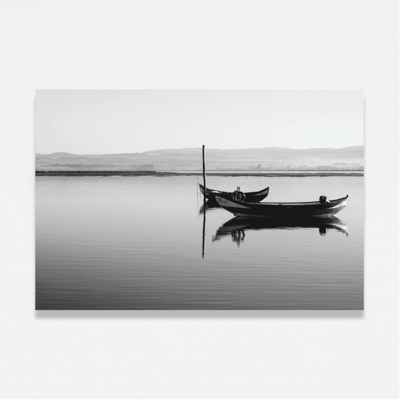 Quadro Decorativo Barco em Lago Sereno - Preto e Branco