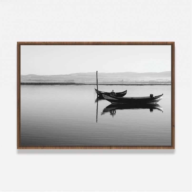 Quadro Decorativo Barco em Lago Sereno - Preto e Branco