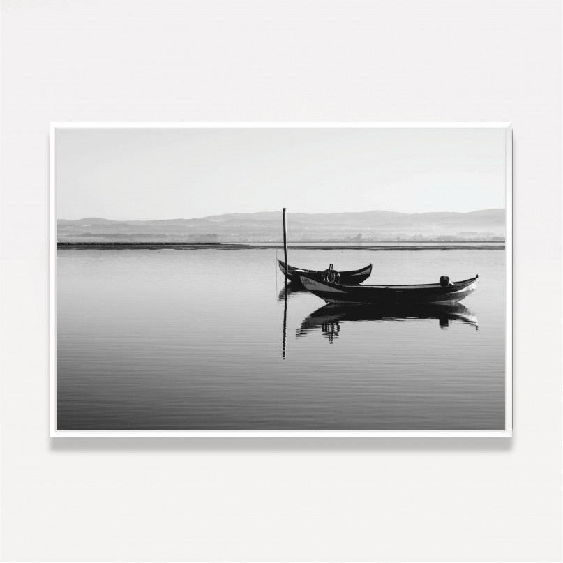 Quadro Decorativo Barco em Lago Sereno - Preto e Branco