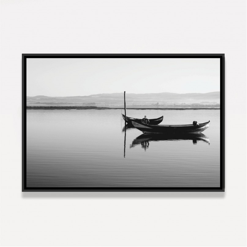 Quadro Decorativo Barco em Lago Sereno - Preto e Branco