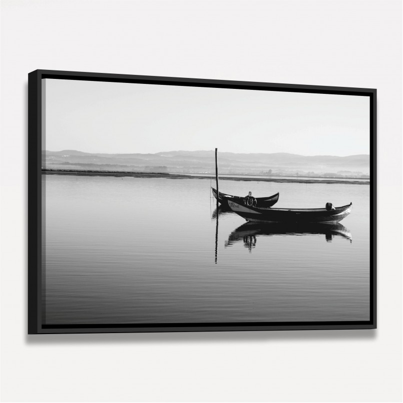 Quadro Decorativo Barco em Lago Sereno - Preto e Branco