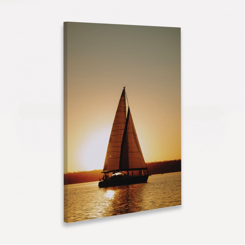 Quadro Decorativo Barco a Vela Velejando a Luz do Sol