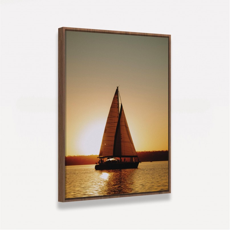 Quadro Decorativo Barco a Vela Velejando a Luz do Sol