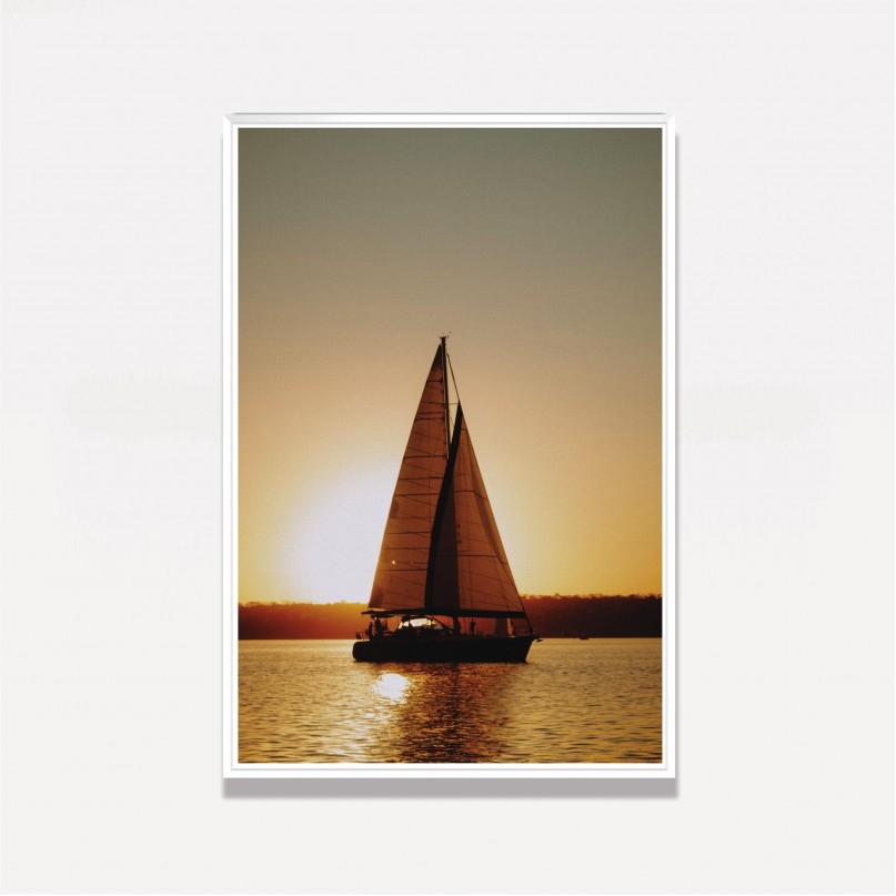 Quadro Decorativo Barco a Vela Velejando a Luz do Sol