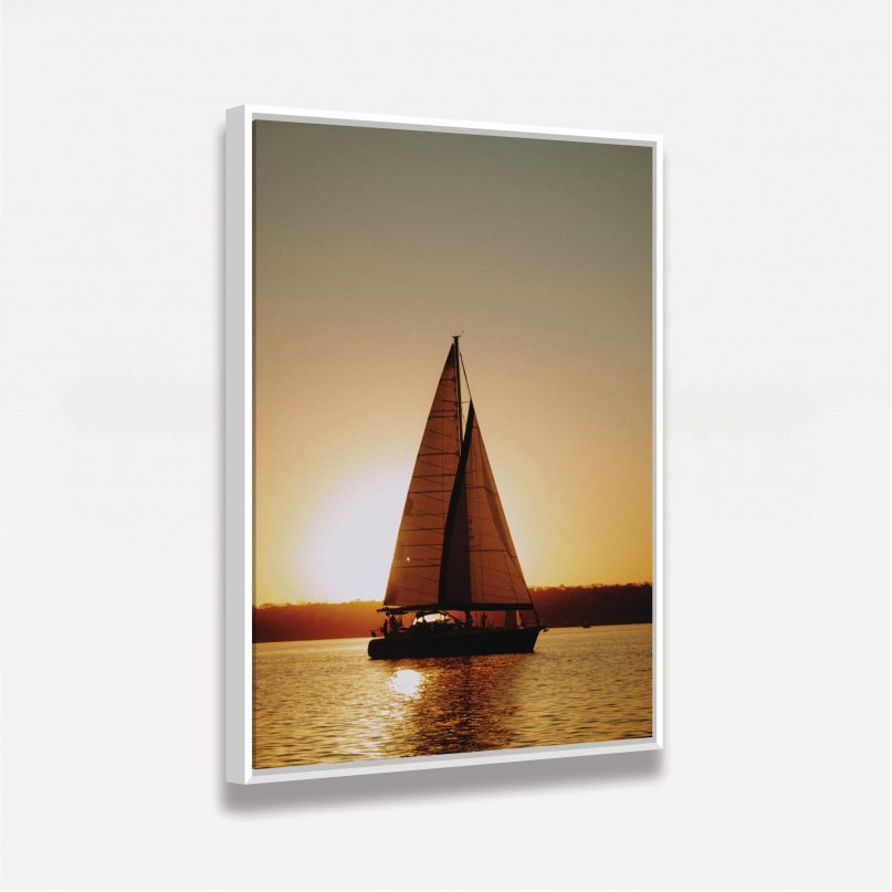 Quadro Decorativo Barco a Vela Velejando a Luz do Sol