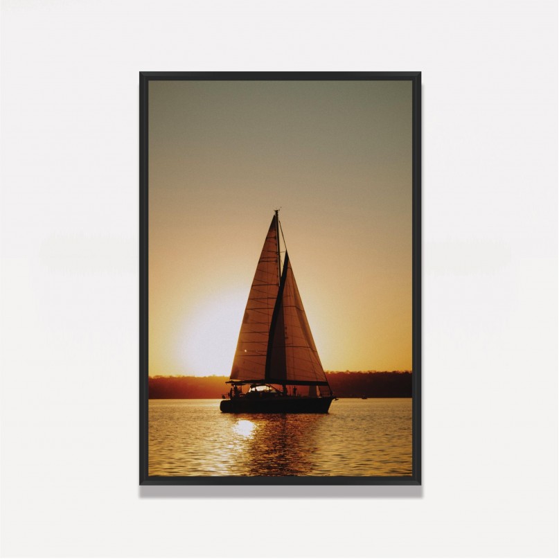 Quadro Decorativo Barco a Vela Velejando a Luz do Sol
