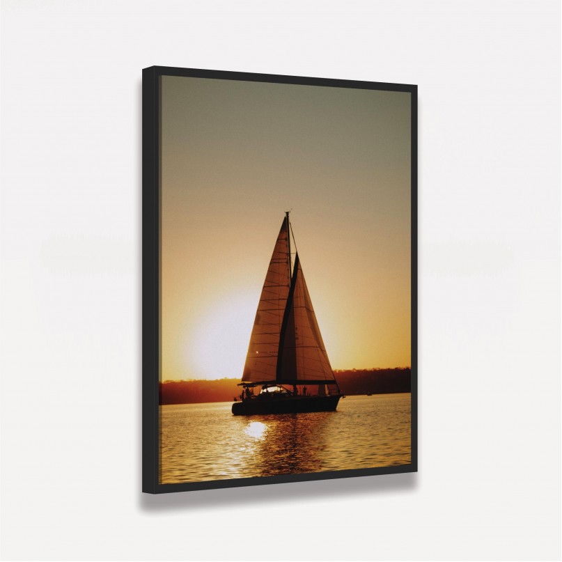 Quadro Decorativo Barco a Vela Velejando a Luz do Sol